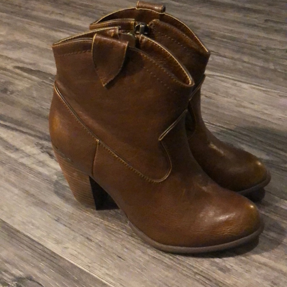 Brown booties size 7. Like new